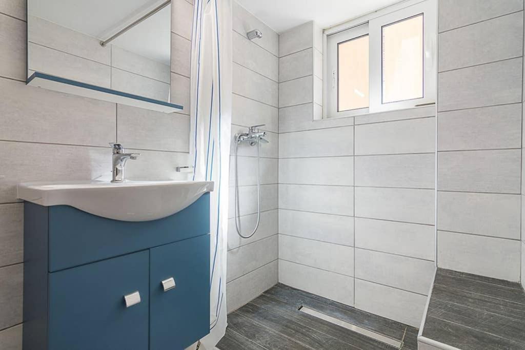 Cozy Flat With 1 Bedroom Next To Metro Station Aten Exteriör bild