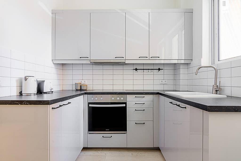 Cozy Flat With 1 Bedroom Next To Metro Station Aten Exteriör bild