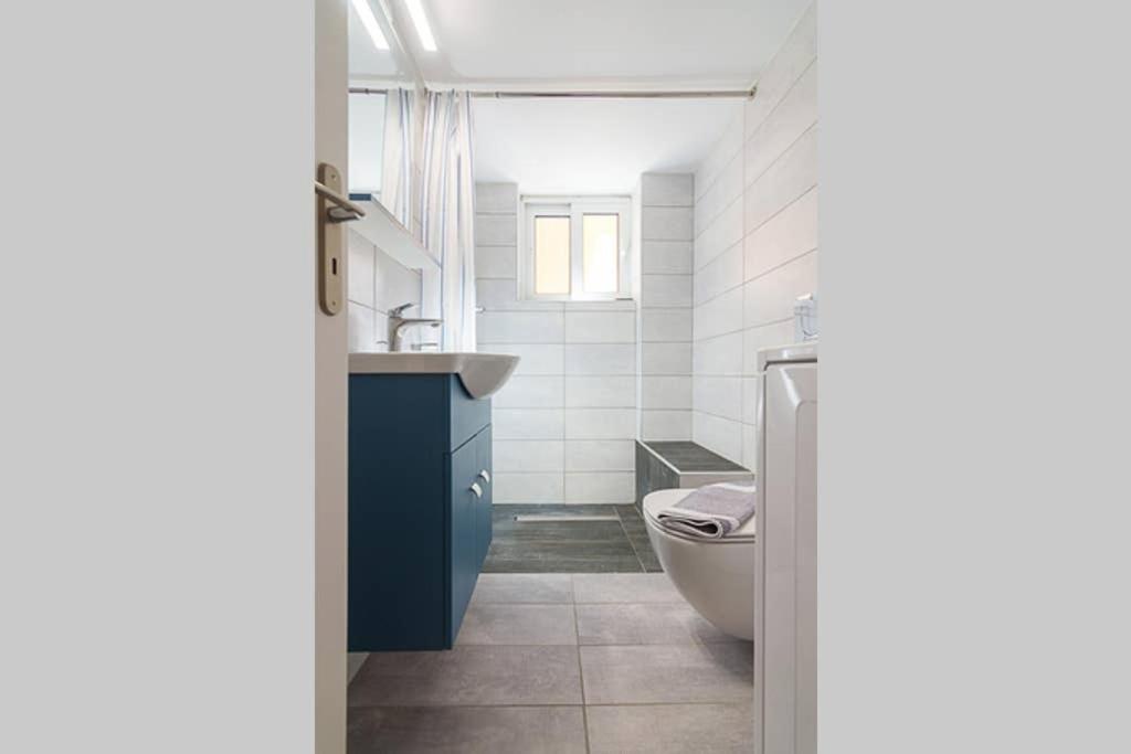 Cozy Flat With 1 Bedroom Next To Metro Station Aten Exteriör bild